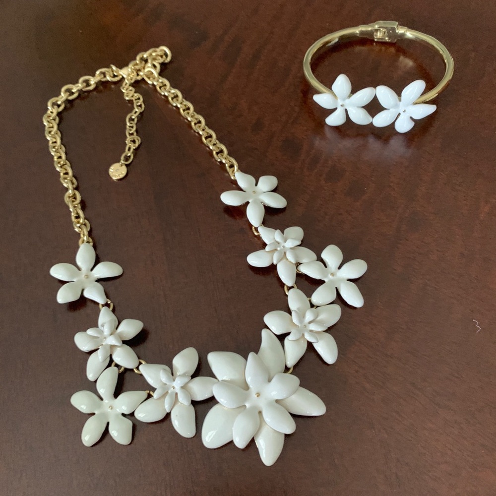 Flawless Talbots White Flower Necklace & Bracelet